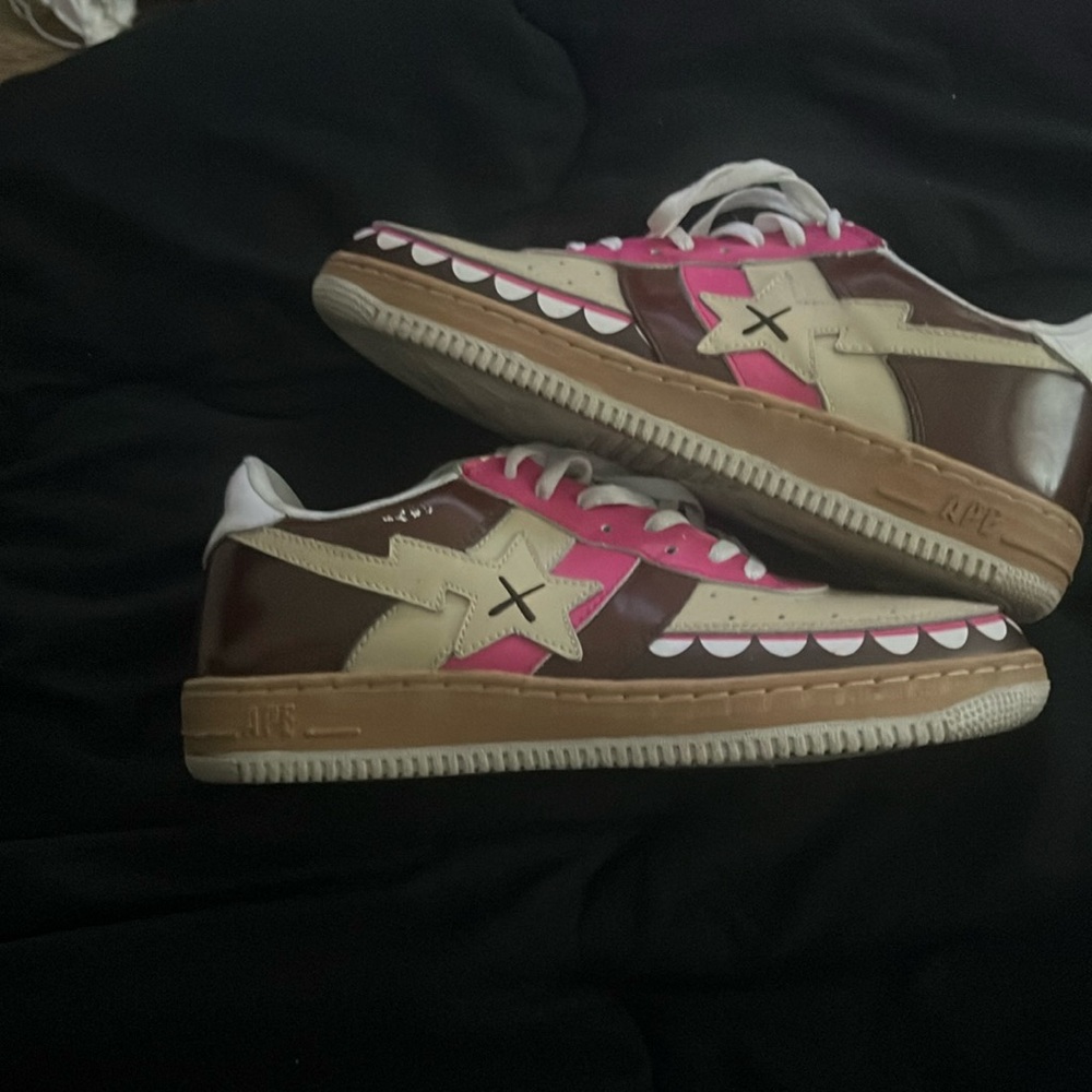Used sneakers, but looks like new. Small mock on right side of sneaker !! ❤️💯